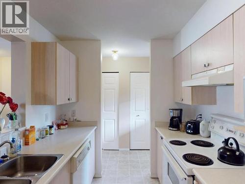 301-5701 Willow Ave, Powell River, BC - Indoor Photo Showing Kitchen