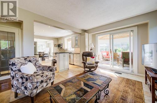135 Royal Orchard Drive, Waterloo, ON - Indoor Photo Showing Living Room