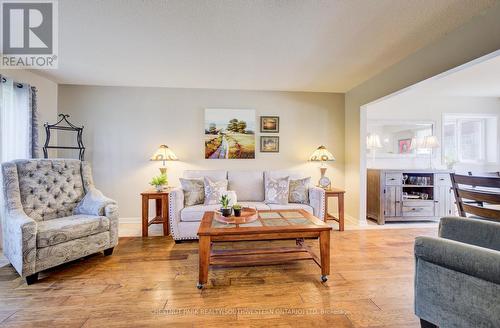 135 Royal Orchard Drive, Waterloo, ON - Indoor Photo Showing Living Room