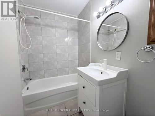 105 Cheever Street, Hamilton, ON - Indoor Photo Showing Bathroom
