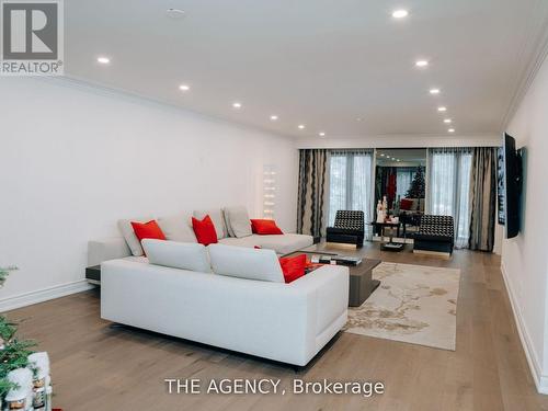 7 Shady Oaks Crescent, Toronto, ON 