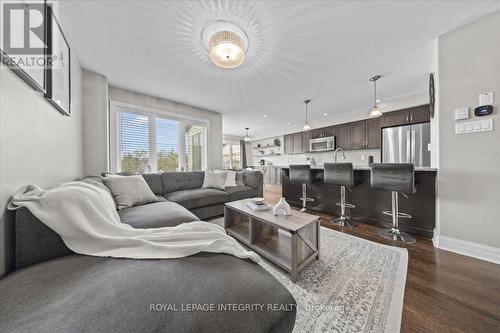 154 Woodhurst Crescent, Ottawa, ON - Indoor Photo Showing Living Room