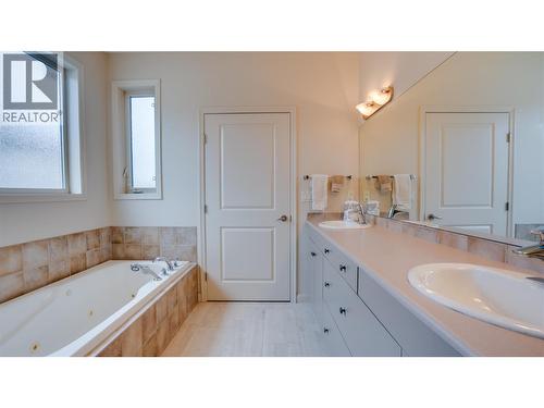 #8 Bayview Heights Lot# 8, Coldstream, BC - Indoor Photo Showing Bathroom