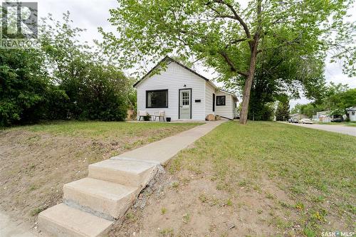 1102 IROQUOIS STREET W  Moose Jaw, SK S6H 5B9