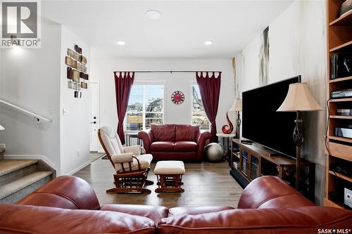 5000 Primrose Green Drive E, Regina, SK - Indoor Photo Showing Living Room