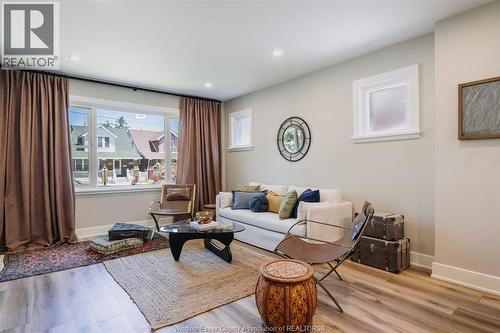 2263 Fraser Avenue, Windsor, ON - Indoor Photo Showing Living Room