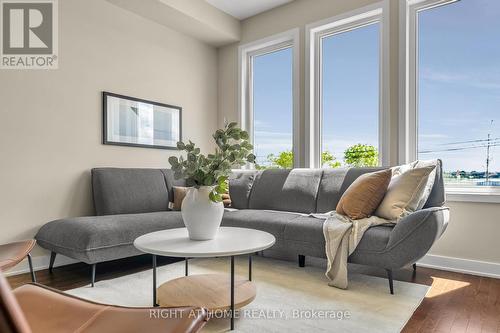 6319 Perth Street, Ottawa, ON - Indoor Photo Showing Living Room