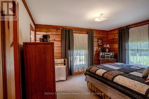 Walk in closet - 600072 50 Side Road S, Chatsworth, ON 