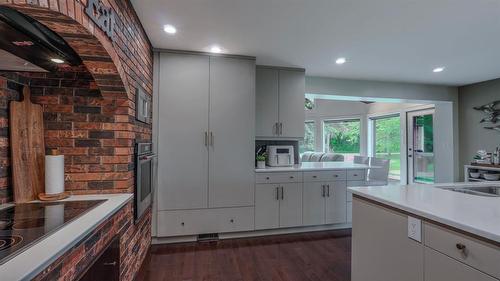 317 Pth 52 Highway W, Steinbach, MB - Indoor Photo Showing Kitchen