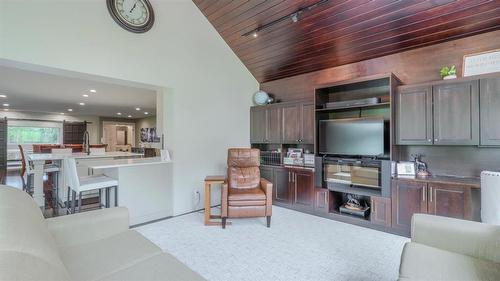 317 Pth 52 Highway W, Steinbach, MB - Indoor