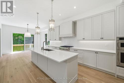 19 Donsgrove Court, Vaughan, ON - Indoor Photo Showing Kitchen With Upgraded Kitchen