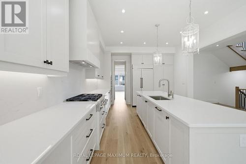 19 Donsgrove Court, Vaughan, ON - Indoor Photo Showing Kitchen With Upgraded Kitchen