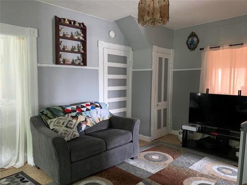 125 Burrows Avenue N, Plumas, MB - Indoor Photo Showing Living Room