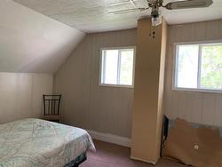 Upper bedroom - 