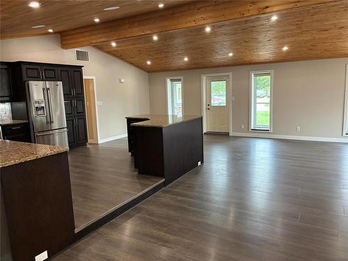 5 Roselawn Bay, Niverville, MB - Indoor Photo Showing Kitchen