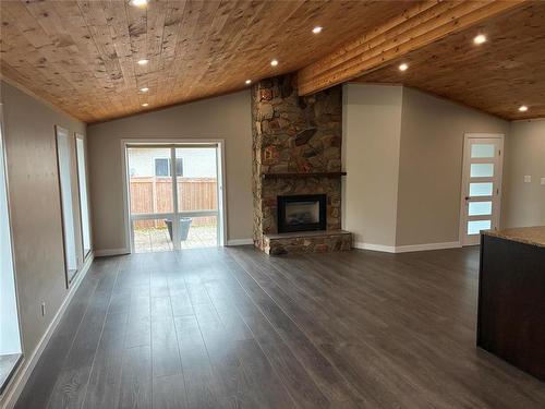 5 Roselawn Bay, Niverville, MB - Indoor Photo Showing Living Room With Fireplace
