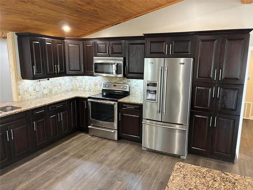 5 Roselawn Bay, Niverville, MB - Indoor Photo Showing Kitchen With Double Sink