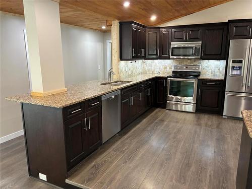 5 Roselawn Bay, Niverville, MB - Indoor Photo Showing Kitchen With Double Sink With Upgraded Kitchen