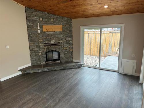 5 Roselawn Bay, Niverville, MB - Indoor Photo Showing Living Room With Fireplace