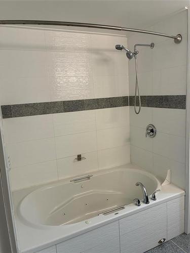 5 Roselawn Bay, Niverville, MB - Indoor Photo Showing Bathroom