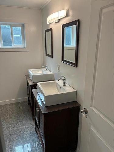 5 Roselawn Bay, Niverville, MB - Indoor Photo Showing Bathroom