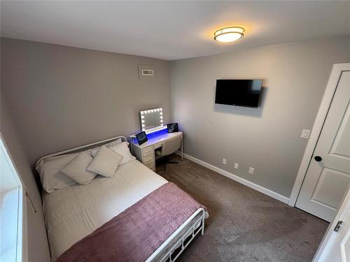 5 Roselawn Bay, Niverville, MB - Indoor Photo Showing Bedroom