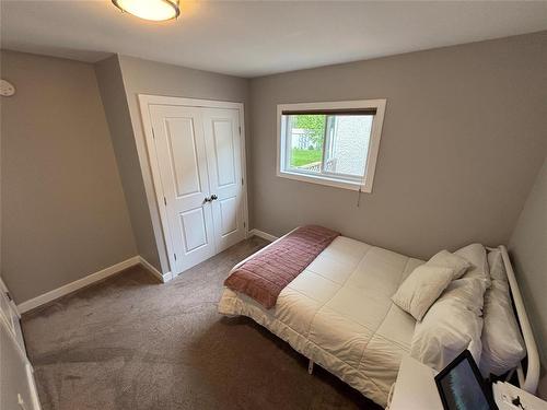 5 Roselawn Bay, Niverville, MB - Indoor Photo Showing Bedroom