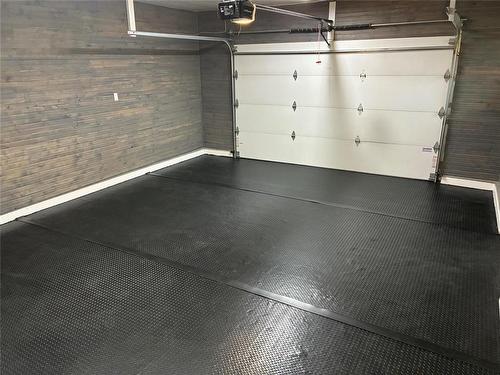 5 Roselawn Bay, Niverville, MB - Indoor Photo Showing Garage