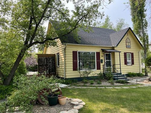 106 Memorial Avenue S, Russell, MB 