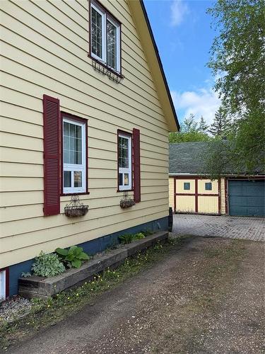 106 Memorial Avenue S, Russell, MB 