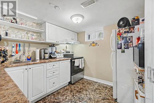 2450 Magnus Avenue, Ottawa, ON - Indoor Photo Showing Kitchen