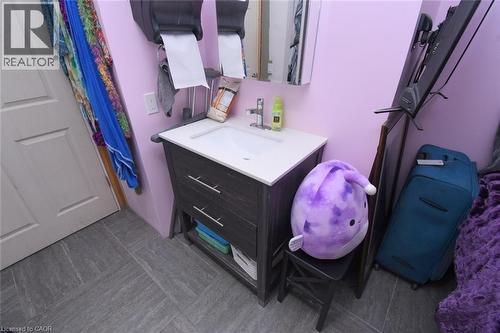 949 Upper Paradise Road, Hamilton, ON - Indoor Photo Showing Bathroom