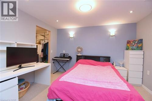 949 Upper Paradise Road, Hamilton, ON - Indoor Photo Showing Bedroom