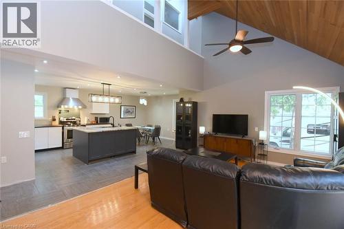 949 Upper Paradise Road, Hamilton, ON - Indoor Photo Showing Living Room