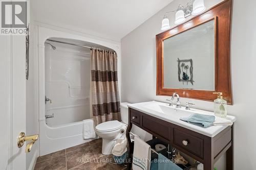 20 Bonniewood Drive, Mapleton, ON - Indoor Photo Showing Bathroom