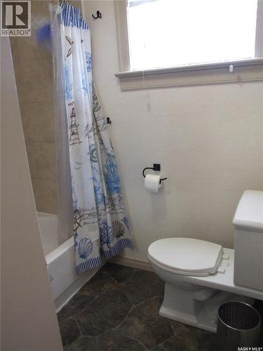 115 1St Street E, Leader, SK - Indoor Photo Showing Bathroom