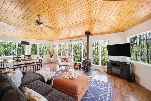 21 Ida Bay, Grand Marais, MB - Indoor Photo Showing Living Room