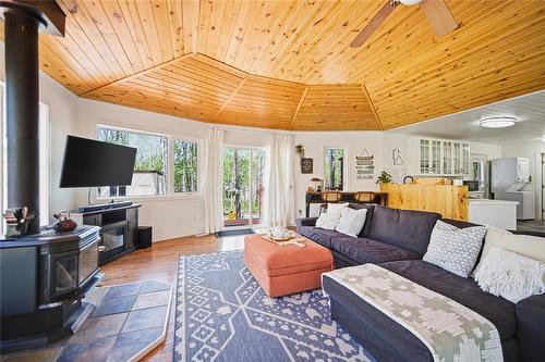 21 Ida Bay, Grand Marais, MB - Indoor Photo Showing Living Room