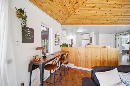 21 Ida Bay, Grand Marais, MB - Indoor Photo Showing Living Room