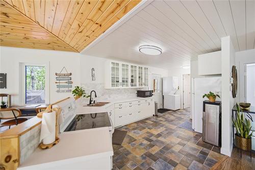 21 Ida Bay, Grand Marais, MB - Indoor