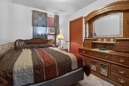 88 Walnut Avenue, Mitchell, MB - Indoor Photo Showing Bedroom