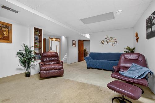 88 Walnut Avenue, Mitchell, MB - Indoor Photo Showing Other Room