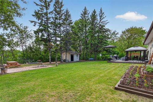 88 Walnut Avenue, Mitchell, MB - Outdoor With Backyard