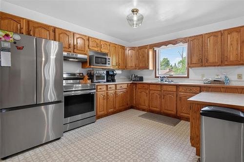 88 Walnut Avenue, Mitchell, MB - Indoor Photo Showing Kitchen