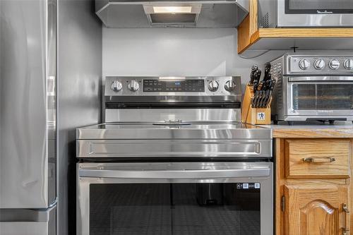 88 Walnut Avenue, Mitchell, MB - Indoor Photo Showing Kitchen