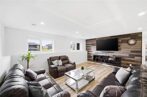 43 Seine River Crossing, Ste Anne, MB - Indoor Photo Showing Living Room