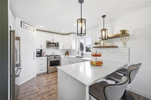 43 Seine River Crossing, Ste Anne, MB - Indoor Photo Showing Kitchen With Upgraded Kitchen
