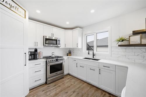 43 Seine River Crossing, Ste Anne, MB - Indoor Photo Showing Kitchen With Double Sink With Upgraded Kitchen
