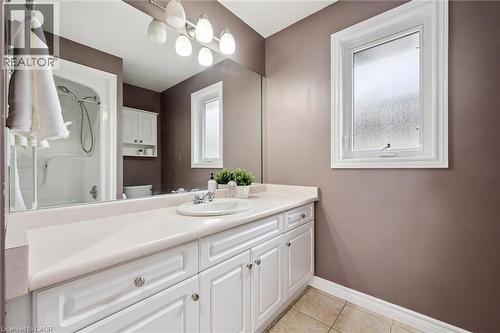 17 Carroll Crescent, Guelph, ON - Indoor Photo Showing Bathroom