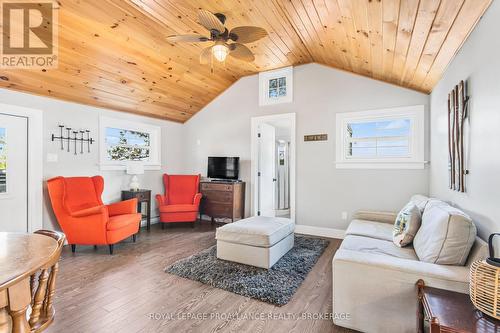 20300 South Brother Island, Frontenac (Frontenac South), ON - Indoor Photo Showing Living Room